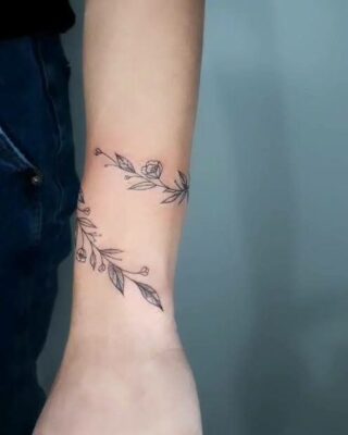 Hình xăm hoa phong cách blackwork trên cổ tay, chi tiết tinh tế, ảnh độ phân giải cao.