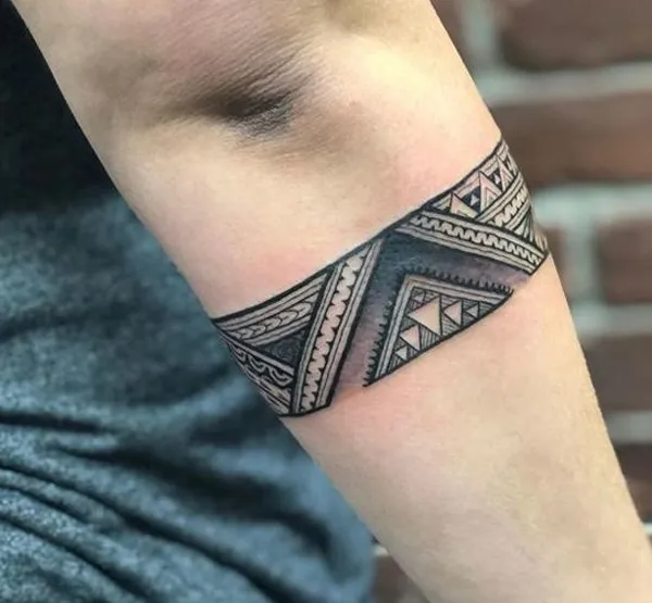 Hình xăm hoa văn cổ điển trên tay, phong cách blackwork, độ chi tiết cao, ảnh HD.