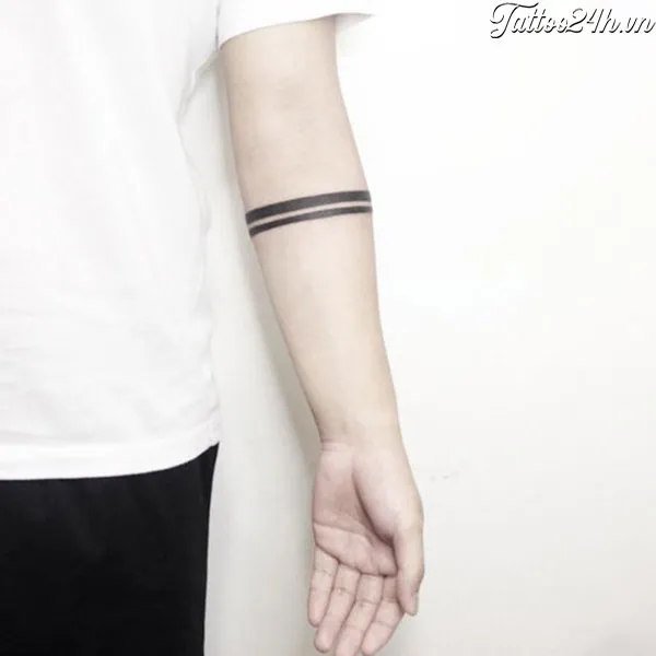 Hình xăm vòng tay blackwork tối giản trên cánh tay, hình ảnh HD rõ nét.
