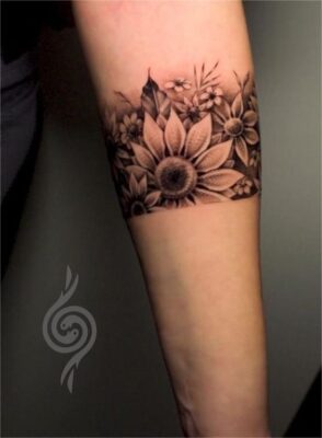 hình xăm vườn hoa hướng dương mực đen Hình xăm hoa hướng dương blackwork trên cánh tay, phong cách chi tiết, ảnh độ phân giải HD.