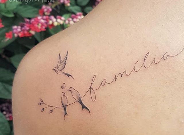 Hình xăm ý nghĩa trên vai Hình xăm chữ và chim trên vai, phong cách blackwork, chi tiết, độ phân giải HD.