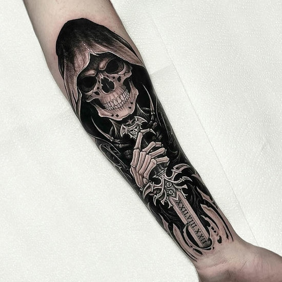 Hình xăm thần chết phong cách blackwork trên cánh tay, chi tiết, độ phân giải HD.