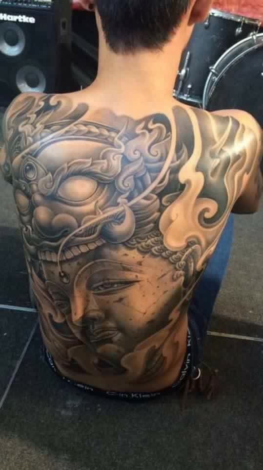 họa bì nửa quỷ nửa phật kín lưng Hình xăm thần thoại trên lưng, phong cách blackwork, chi tiết tinh xảo, độ phân giải HD.