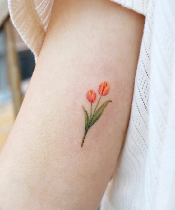 Hình xăm hoa tulip mini trên tay, phong cách màu nước, chi tiết tinh tế, ảnh HD.