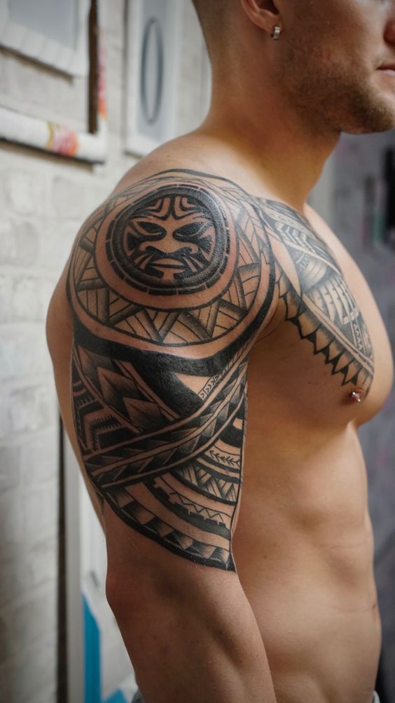 Hình xăm tribal trên vai, phong cách blackwork chi tiết, độ phân giải cao HD.