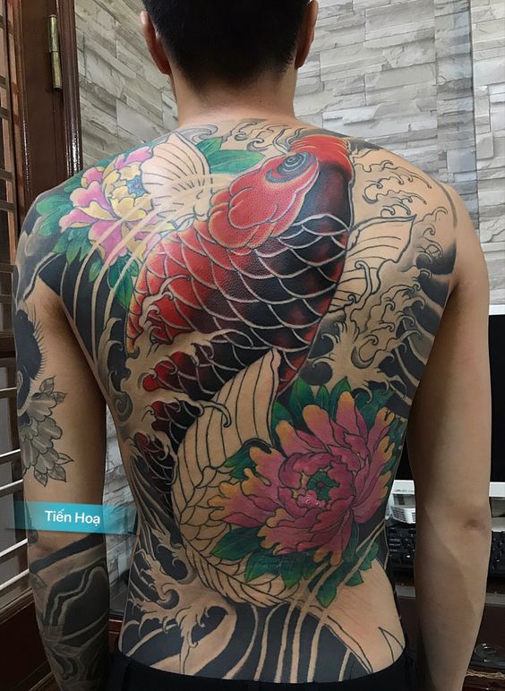 Hoàn thiện hình xăm cá chép đỏ cùng họa tiết hoa mẫu đơn hồng phủ kín lưng, thật ấn tượng Hình xăm cá chép màu sắc rực rỡ trên lưng, phong cách cổ điển, chi tiết rõ nét, độ phân giải HD.