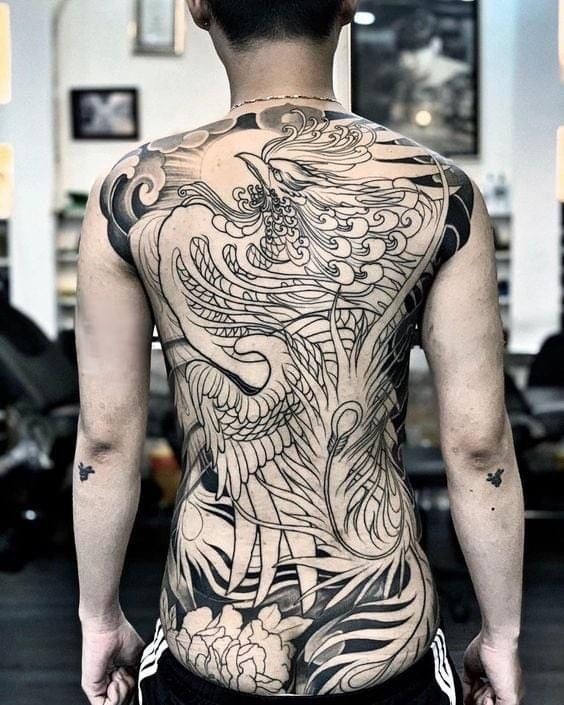 Hình xăm phượng hoàng cổ điển trên lưng, phong cách blackwork, chi tiết rõ nét, độ phân giải HD.