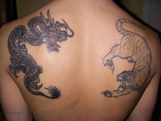 hoàn thiện hình xăm hổ và rồng ở hai bên bả vai Hình xăm rồng và hổ, phong cách blackwork, trên lưng, chi tiết rõ nét, độ phân giải HD.