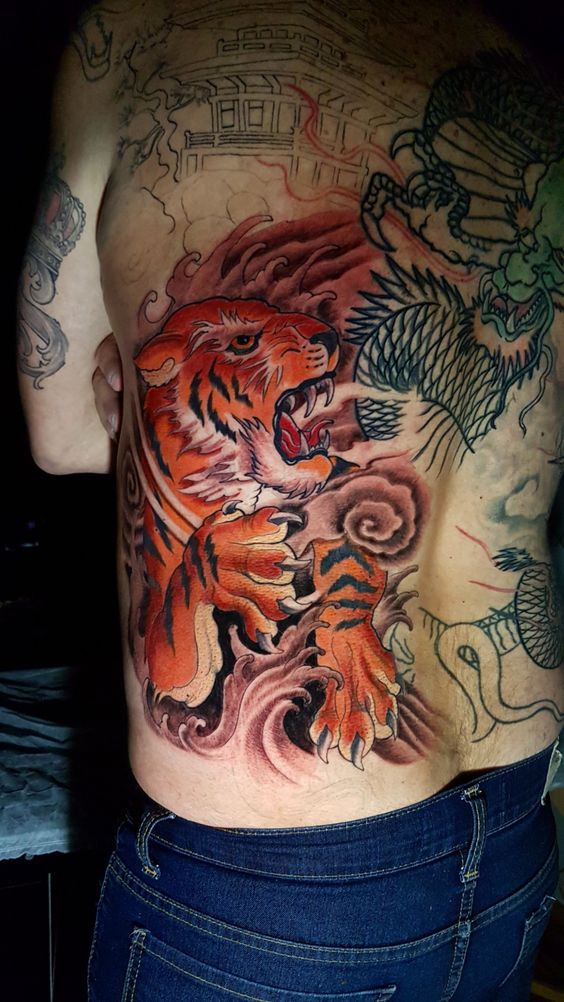 hoàn thiện hình xăm hổ và thanh long kín lưng Hình xăm hổ trên lưng phong cách cổ điển, chi tiết cao, ảnh HD.