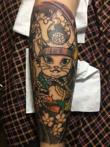 hoàn thiện hình xăm mèo samurai cho khách Hình xăm mèo samurai phong cách cổ điển, chi tiết, trên cánh tay, độ phân giải HD.