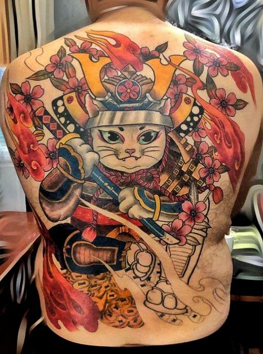 hoàn thiện hình xăm mèo samurai kết hợp họa tiết hoa anh đào kín lưng cho khách Hình xăm samurai mèo trên lưng, phong cách màu sắc chi tiết, độ phân giải HD.
