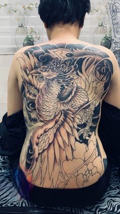 Hình xăm phượng hoàng cổ điển trên lưng, chi tiết, phong cách blackwork, ảnh HD.