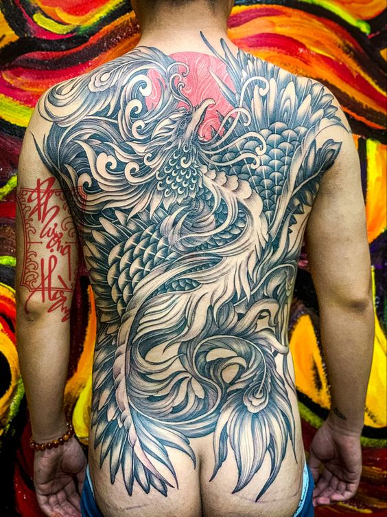 Hình xăm rồng trên lưng, phong cách cổ điển, chi tiết sắc nét, ảnh HD.