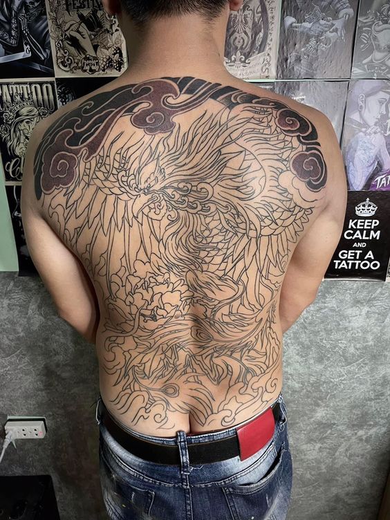 Hình xăm phượng hoàng trên lưng phong cách blackwork chi tiết, độ phân giải HD.