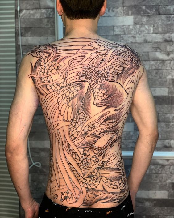 Hình xăm phượng hoàng chi tiết trên lưng, phong cách blackwork, ảnh HD.