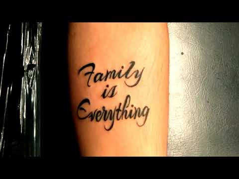 Hình xăm chữ "Family is Everything" trên tay, phong cách chữ viết tay, độ phân giải HD.
