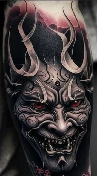 Hình xăm mặt quỷ phong cách blackwork trên cánh tay, chi tiết sắc nét, độ phân giải HD.