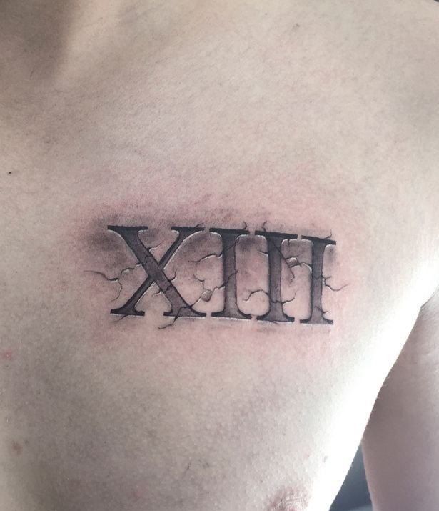 Cuốn hút với mẫu xăm số la mã trước ngực Hình xăm số La Mã trên ngực, phong cách blackwork, chi tiết rõ nét, ảnh HD.
