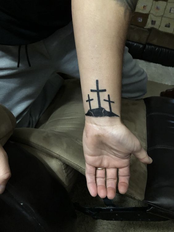 Hình xăm ba cây thánh giá trên cổ tay, phong cách blackwork, độ phân giải HD.