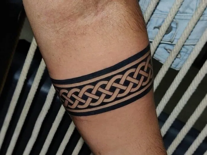 Hình xăm vòng tay Celtic phong cách blackwork chi tiết trên bắp tay, độ phân giải HD.