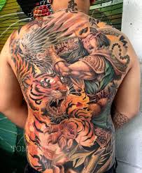 Hình xăm samurai và hổ kín lưng, phong cách màu sắc chi tiết, ảnh HD.