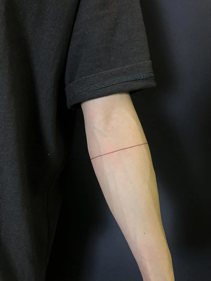 Hình xăm đường thẳng tối giản quanh cánh tay, phong cách blackwork, độ phân giải HD.