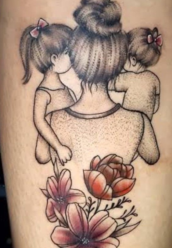 hòa quyện hình ảnh ba mẹ con và hoa Hình xăm gia đình và hoa trên lưng, phong cách blackwork kết hợp màu, chi tiết rõ nét.