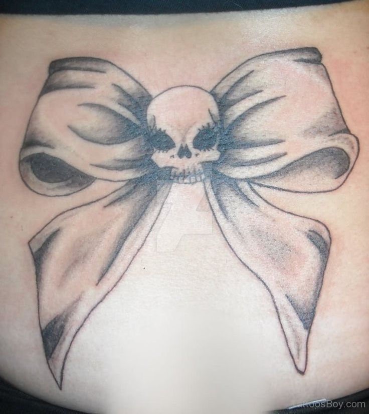 Pha trộn giữa nơ và đầu lâu Hình xăm nơ sọ phong cách blackwork trên bụng, chi tiết rõ nét, độ phân giải HD.