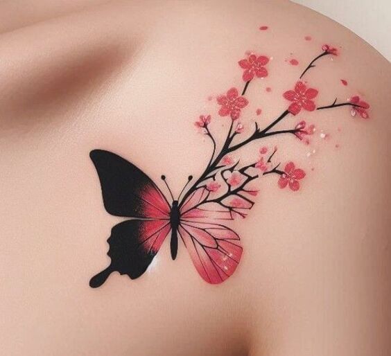 Hình xăm bướm và hoa anh đào ở vai, phong cách màu nước tinh tế, độ phân giải HD.