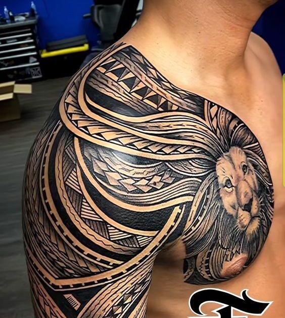Hình xăm sư tử phong cách tribal trên vai, chi tiết cao, độ phân giải HD.