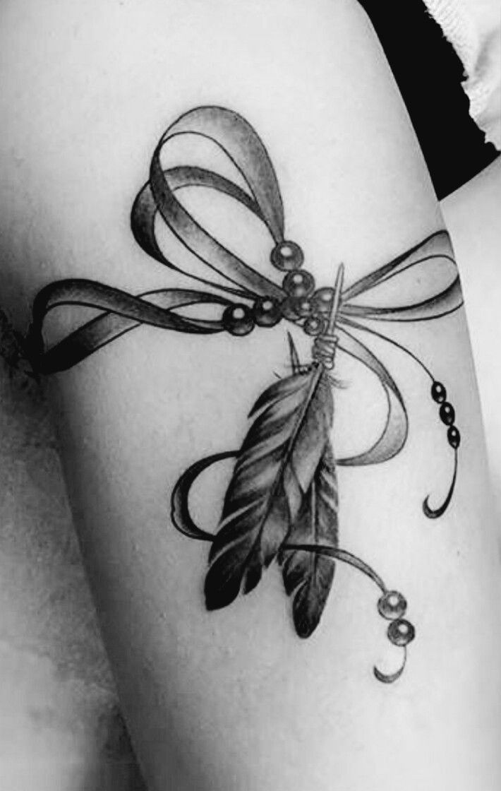 Kết hợp lông vũ và dây thắt nơ Hình xăm lông vũ trên cánh tay, phong cách blackwork, độ chi tiết cao, ảnh HD.