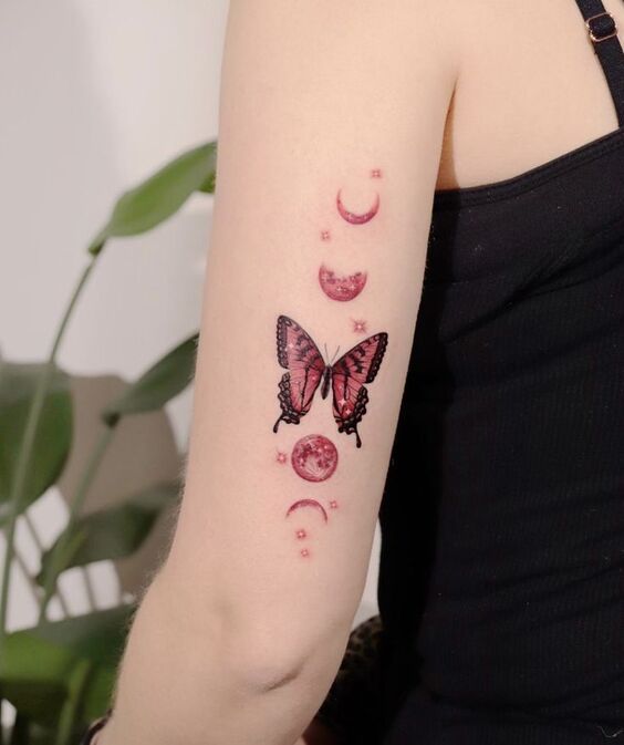 Hình xăm bướm và mặt trăng cách điệu trên tay, phong cách màu sắc, chi tiết rõ nét, ảnh HD.