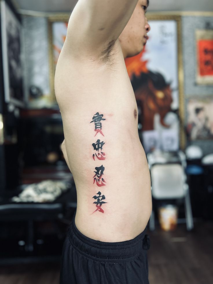 Hình xăm chữ Trung Quốc trên sườn, phong cách màu, chi tiết rõ nét, ảnh chất lượng HD.