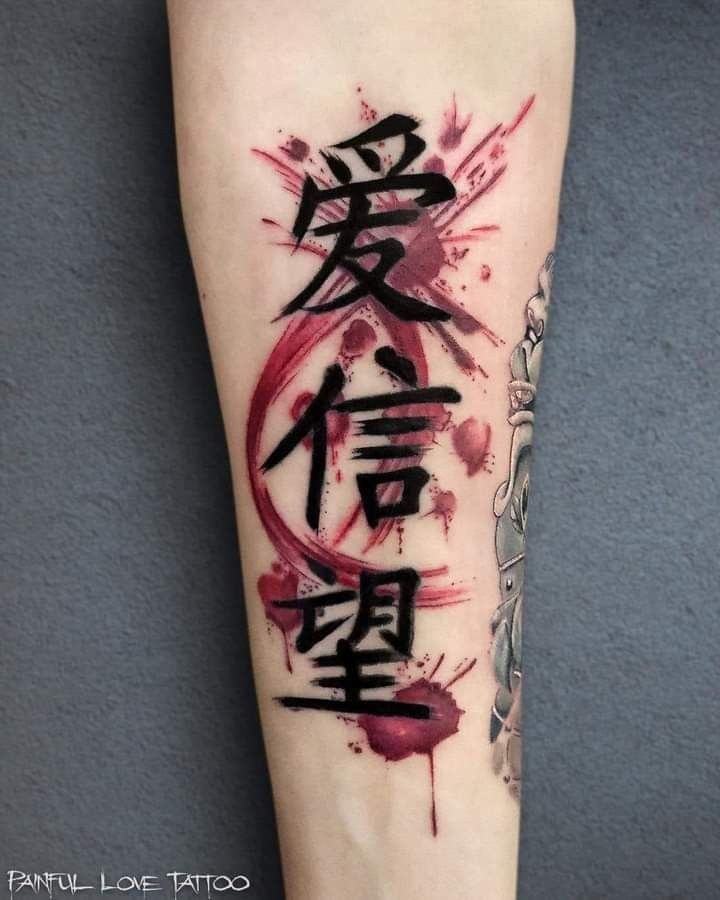 Hình xăm chữ Kanji nghệ thuật trên tay, phong cách màu nước, chi tiết ấn tượng, độ phân giải HD.