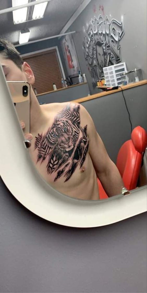 Hình xăm hổ blackwork trên ngực, phong cách chi tiết, độ phân giải HD.