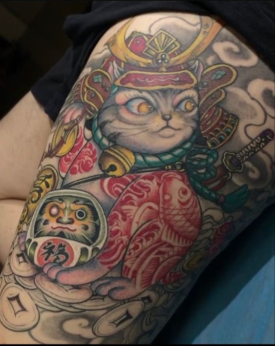 khách tattoo mèo thần tài lên đùi Hình xăm mèo samurai màu sắc, vị trí đùi, phong cách Nhật Bản, chi tiết cao, ảnh HD.