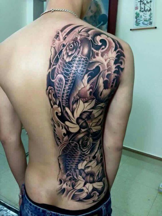 Hình xăm cá chép sống động trên lưng, phong cách blackwork chi tiết, ảnh HD.