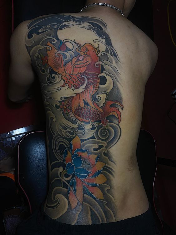 Hình xăm cá chép và hoa sen trên lưng, phong cách cổ điển, màu sắc sống động, độ chi tiết cao, ảnh HD.