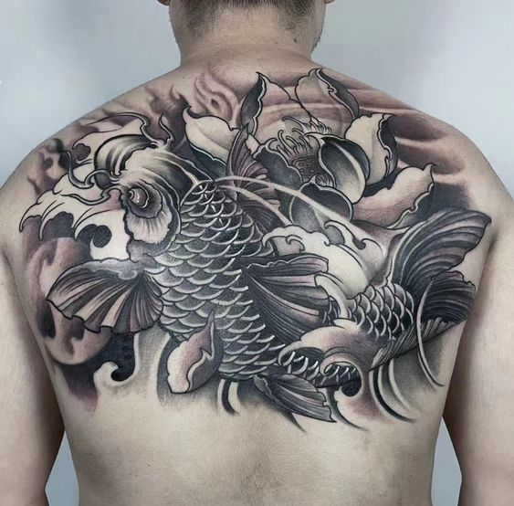 Hình xăm cá chép đen trắng trên lưng, phong cách cổ điển, chi tiết rõ nét, độ phân giải HD.