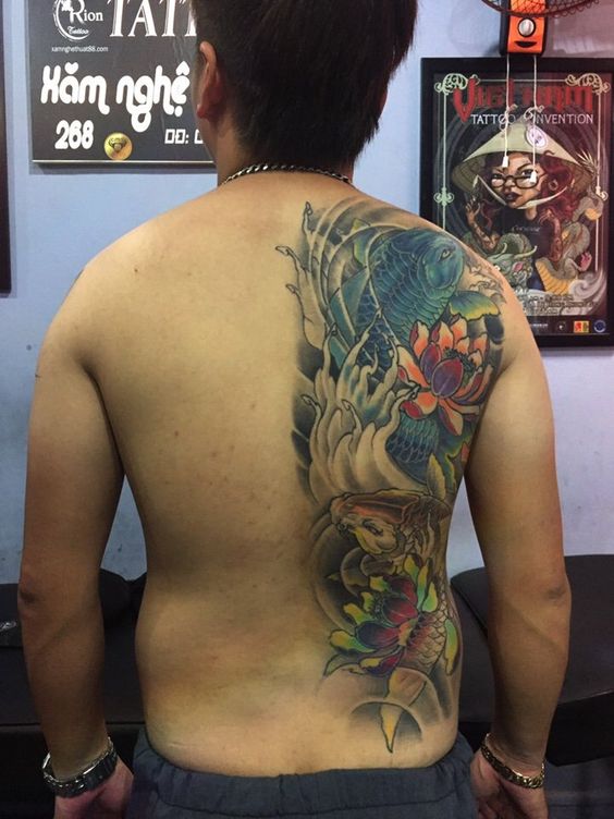 Hình xăm cá chép màu sắc trên lưng, phong cách cổ điển, chi tiết, ảnh chất lượng HD.