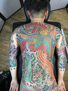 Hình xăm rồng màu sắc, phong cách cổ điển trên lưng và cánh tay, độ chi tiết cao, ảnh HD.