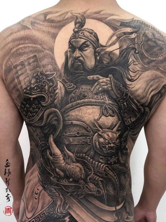 Khách xăm hình Quan Vũ đơn sắc kín lưng Hình xăm chiến binh phong cách blackwork trên lưng chi tiết cao, độ phân giải HD.