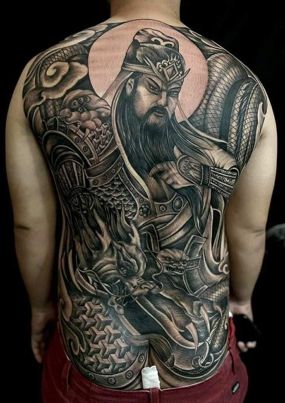 Khách xăm hình Quan Vũ kín lưng Hình xăm chiến binh cổ điển trên lưng, phong cách blackwork, chi tiết sắc nét, độ phân giải cao.