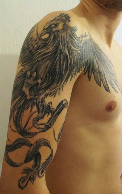 khách với hình xăm phượng hoàng đơn sắc Hình xăm đại bàng blackwork chi tiết trên cánh tay, phong cách cổ điển, ảnh HD.