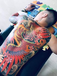 Hình xăm phượng hoàng màu sắc trên lưng, phong cách cổ điển, chi tiết cao, độ phân giải HD.