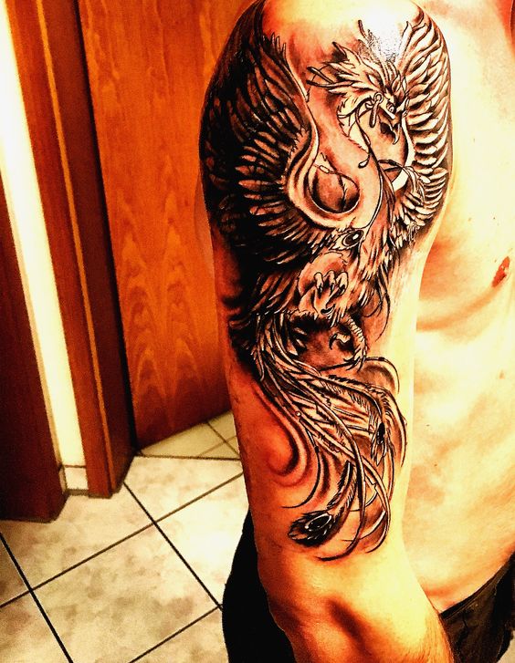 Khách yêu cầu xăm hình chim phượng hoàng Hình xăm phượng hoàng trên cánh tay, phong cách blackwork chi tiết, độ phân giải HD.