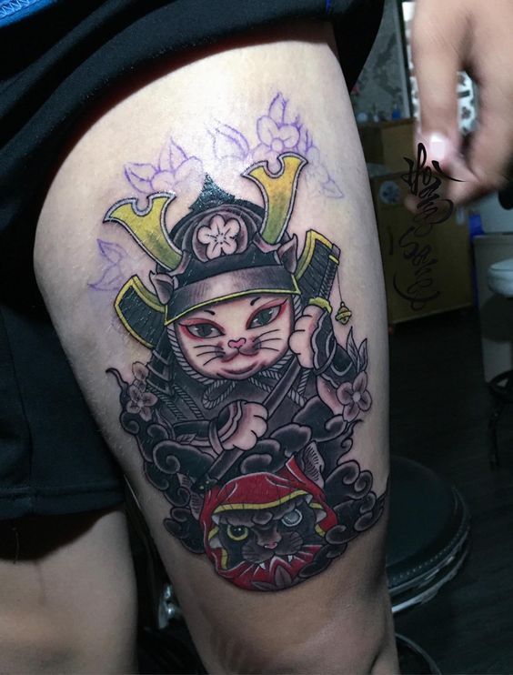 Khách yêu cầu xăm hình mèo thần tài hóa samurai Hình xăm mèo samurai ở đùi, phong cách màu sắc chi tiết, độ phân giải HD.