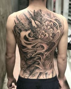 Hình xăm rồng blackwork chi tiết trên lưng, phong cách cổ điển, ảnh HD rõ nét.