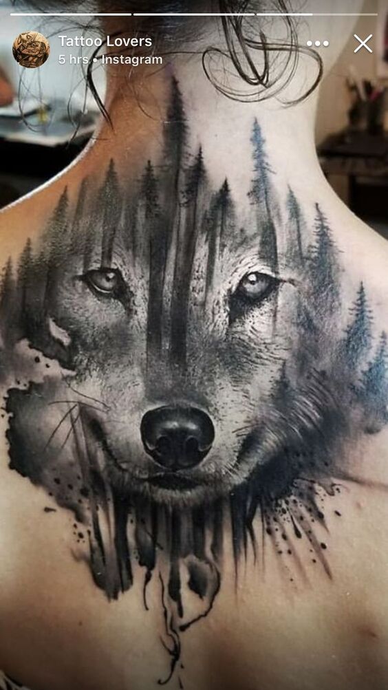 trải nghiệm hình ảnh qua hình xăm sói Hình xăm sói phong cách blackwork trên lưng, chi tiết, độ phân giải HD.