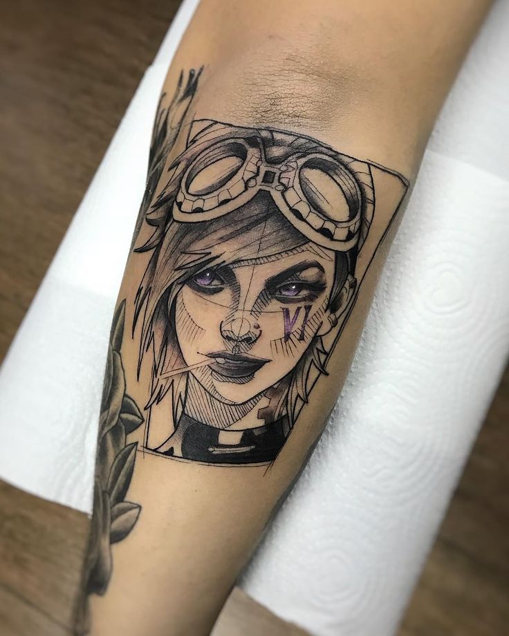 Hình xăm nhân vật phong cách sketch trên tay, chi tiết sắc nét, phong cách blackwork, độ phân giải cao.